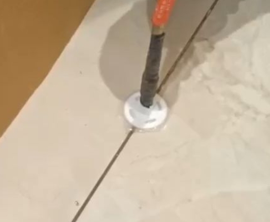 南谯瓷砖空鼓维修公司专业解答瓷砖在铺贴过程中，如果没有涂抹均匀到位的粘结材料（如水泥砂浆或瓷砖胶），可能会导致以下问题